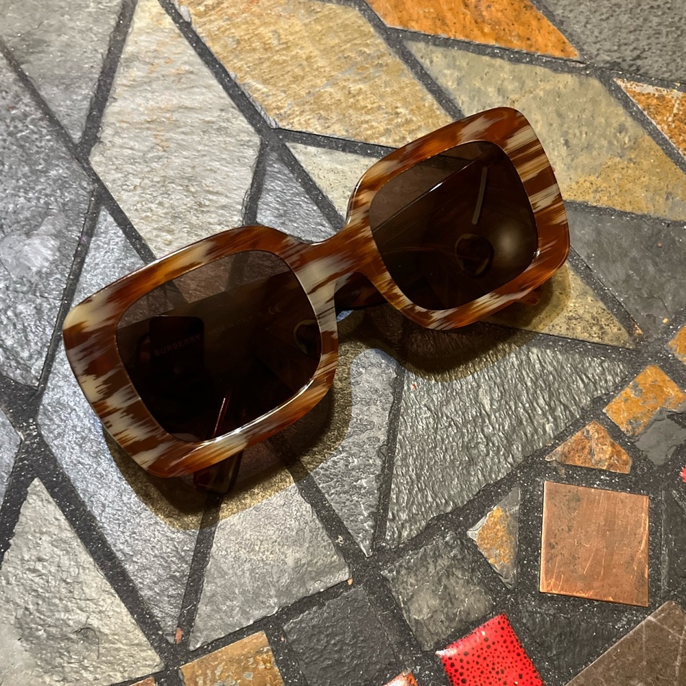 BURBERRY SUNGLASSES